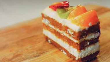 Mandalina, kivi ve çilekli oruç pastası. Makro ve sürgülü atış.