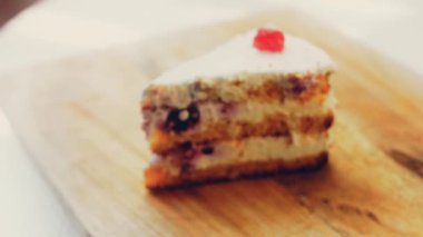 Jöleli kirazlı Mont Blanc pastası. Makro ve sürgülü atış.