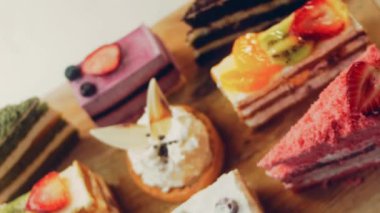 Farklı pastaların retro-stil pişirme tepsisi üzerinde. Kaydırıcı ve makro atış.