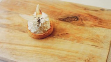 Beyaz çikolata süslemeli hindistan cevizli kek. Makro ve sürgülü atış.