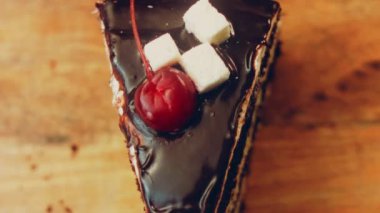 Çikolatalı vejetaryen hindistan cevizi kremalı pasta. Pastada vişneli jöle var. Makro ve sürgülü atış.