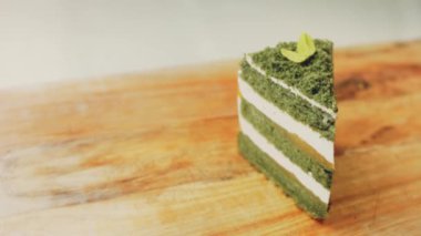 Yeşil, yeşil çikolata yapraklı keki damıtır. Makro ve sürgülü atış.