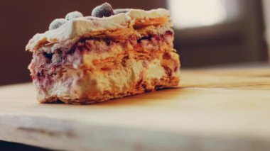 Kirazlı, kremalı ve vanilyalı kek. Makro ve sürgülü atış.