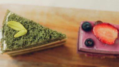 Farklı pastaların retro-stil pişirme tepsisi üzerinde. Kaydırıcı ve makro atış.