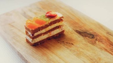 Jöleli kirazlı Mont Blanc pastası. Makro ve sürgülü atış.