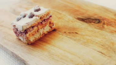 Kirazlı, kremalı ve vanilyalı kek. Makro ve sürgülü atış.