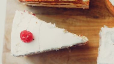 Jöleli kirazlı Mont Blanc pastası. Makro ve sürgülü atış.