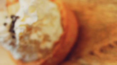 Beyaz çikolata süslemeli hindistan cevizli kek. Makro ve sürgülü atış.