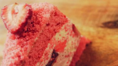 Flamingo pastası ve çilek. Makro ve sürgülü atış.