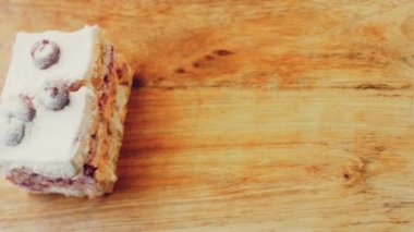 Kirazlı, kremalı ve vanilyalı kek. Makro ve sürgülü atış.