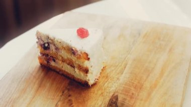 Jöleli kirazlı Mont Blanc pastası. Makro ve sürgülü atış.