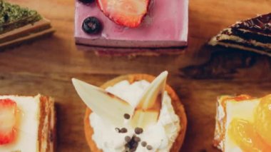 Farklı pastaların retro-stil pişirme tepsisi üzerinde. Kaydırıcı ve makro atış.