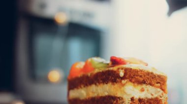 Mandalina, kivi ve çilekli oruç pastası. Makro ve sürgülü atış.