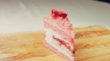 Flamingo pastası ve çilek. Makro ve sürgülü atış.