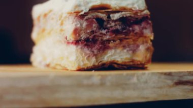 Kirazlı, kremalı ve vanilyalı kek. Makro ve sürgülü atış.