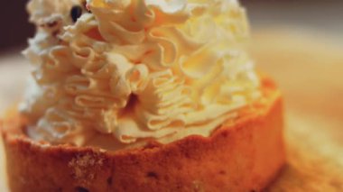 Mandalina, kivi ve çilekli oruç pastası. Makro ve sürgülü atış.