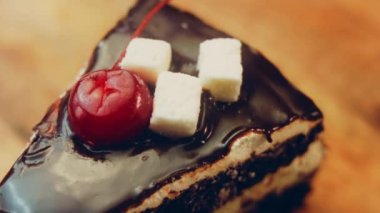 Çikolatalı vejetaryen hindistan cevizi kremalı pasta. Pastada vişneli jöle var. Makro ve sürgülü atış.