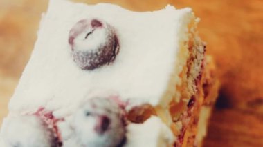 Kirazlı, kremalı ve vanilyalı kek. Makro ve sürgülü atış.