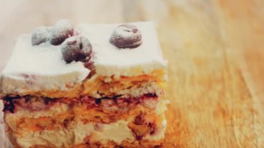 Kirazlı, kremalı ve vanilyalı kek. Makro ve sürgülü atış.