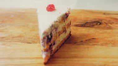 Jöleli kirazlı Mont Blanc pastası. Makro ve sürgülü atış.