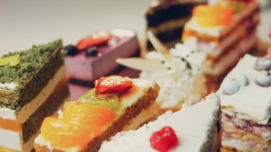 Farklı pastaların retro-stil pişirme tepsisi üzerinde. Kaydırıcı ve makro atış.