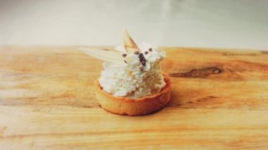 Beyaz çikolata süslemeli hindistan cevizli kek. Makro ve sürgülü atış.