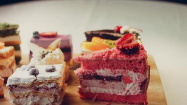 Farklı pastaların retro-stil pişirme tepsisi üzerinde. Kaydırıcı ve makro atış.