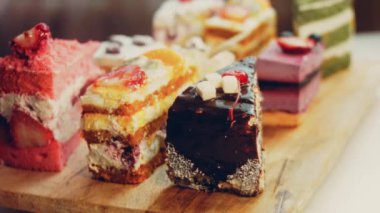 Farklı pastaların retro-stil pişirme tepsisi üzerinde. Kaydırıcı ve makro atış.