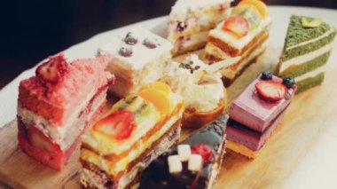 Farklı pastaların retro-stil pişirme tepsisi üzerinde. Kaydırıcı ve makro atış.