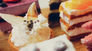 Farklı pastaların retro-stil pişirme tepsisi üzerinde. Kaydırıcı ve makro atış.