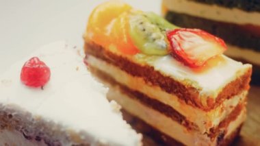 Farklı pastaların retro-stil pişirme tepsisi üzerinde. Kaydırıcı ve makro atış.