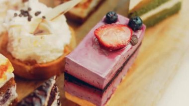 Farklı pastaların retro-stil pişirme tepsisi üzerinde. Kaydırıcı ve makro atış.