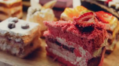 Farklı pastaların retro-stil pişirme tepsisi üzerinde. Kaydırıcı ve makro atış.