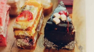 Farklı pastaların retro-stil pişirme tepsisi üzerinde. Kaydırıcı ve makro atış.