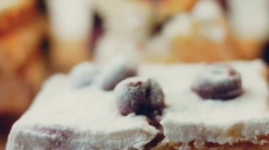 Farklı pastaların retro-stil pişirme tepsisi üzerinde. Kaydırıcı ve makro atış.