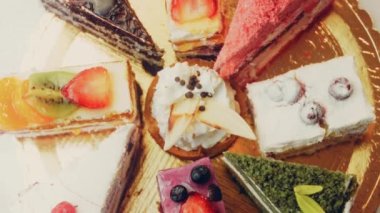 Farklı pastaların retro-stil pişirme tepsisi üzerinde. Kaydırıcı ve makro atış.