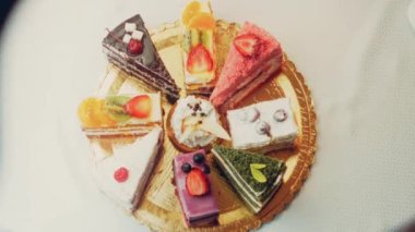 Farklı pastaların retro-stil pişirme tepsisi üzerinde. Kaydırıcı ve makro atış.