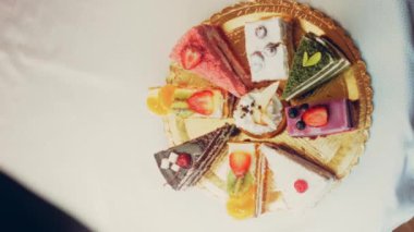 Farklı pastaların retro-stil pişirme tepsisi üzerinde. Kaydırıcı ve makro atış.