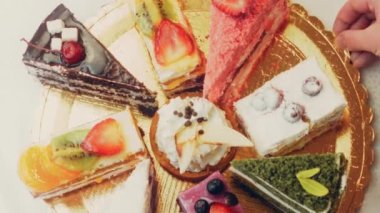 Farklı pastaların retro-stil pişirme tepsisi üzerinde. Kaydırıcı ve makro atış.