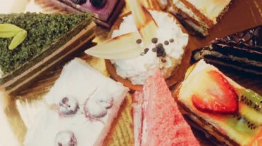 Farklı pastaların retro-stil pişirme tepsisi üzerinde. Kaydırıcı ve makro atış.