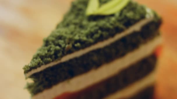 Gröna Tärningar Tårta Med Grön Choklad Blad Makro Och Skjutreglaget — Stockvideo
