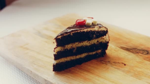 加巧克力的椰子奶油蛋糕 这个蛋糕有樱桃果冻 宏观和滑块射击 — 图库视频影像