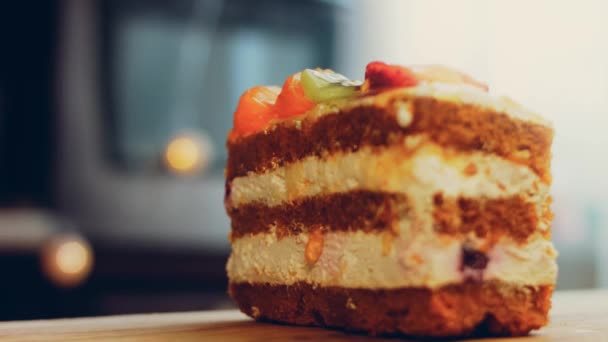 Böjtölő Torta Mandarinnal Kivivel Eperrel Makró Csúszkafotózás — Stock videók