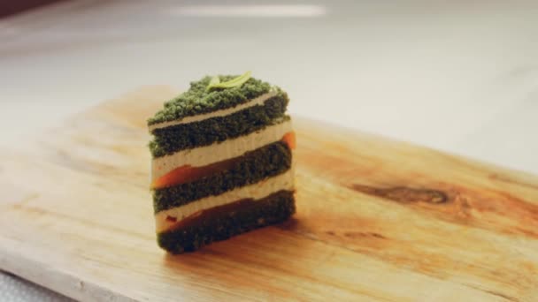 緑のチョコレートの葉と緑の料理ケーキ マクロ撮影とスライダー撮影 — ストック動画