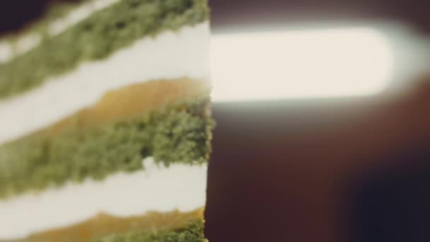 绿色用绿色巧克力叶子冲洗蛋糕 宏观和滑块射击 — 图库视频影像