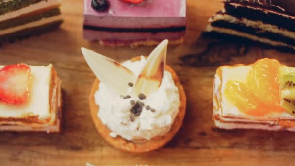 Erilaisia Kakkuja Retro Tyylisellä Leivintarjottimella Liukusäädintä Makroammunta — kuvapankkivideo