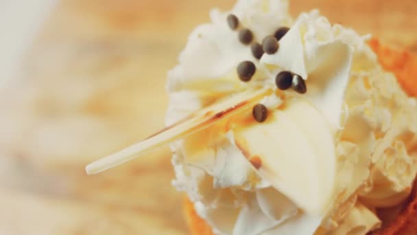 Kokosnootmand Cake Met Witte Chocolade Decoratieve Bladeren Macro Slider Schieten — Stockvideo