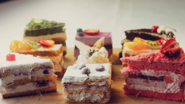 レトロスタイルのベーキングトレイに異なるケーキの作品 スライダーとマクロ撮影 — ストック動画