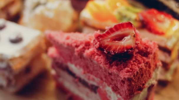 Stücke Von Verschiedenen Kuchen Auf Einem Backblech Retro Stil Schieberegler — Stockvideo