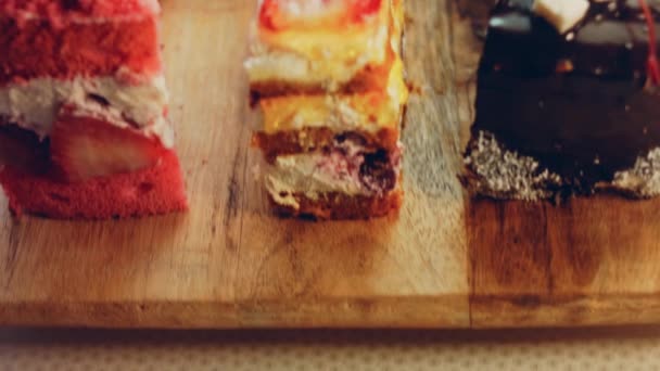 レトロスタイルのベーキングトレイに異なるケーキの作品 スライダーとマクロ撮影 — ストック動画
